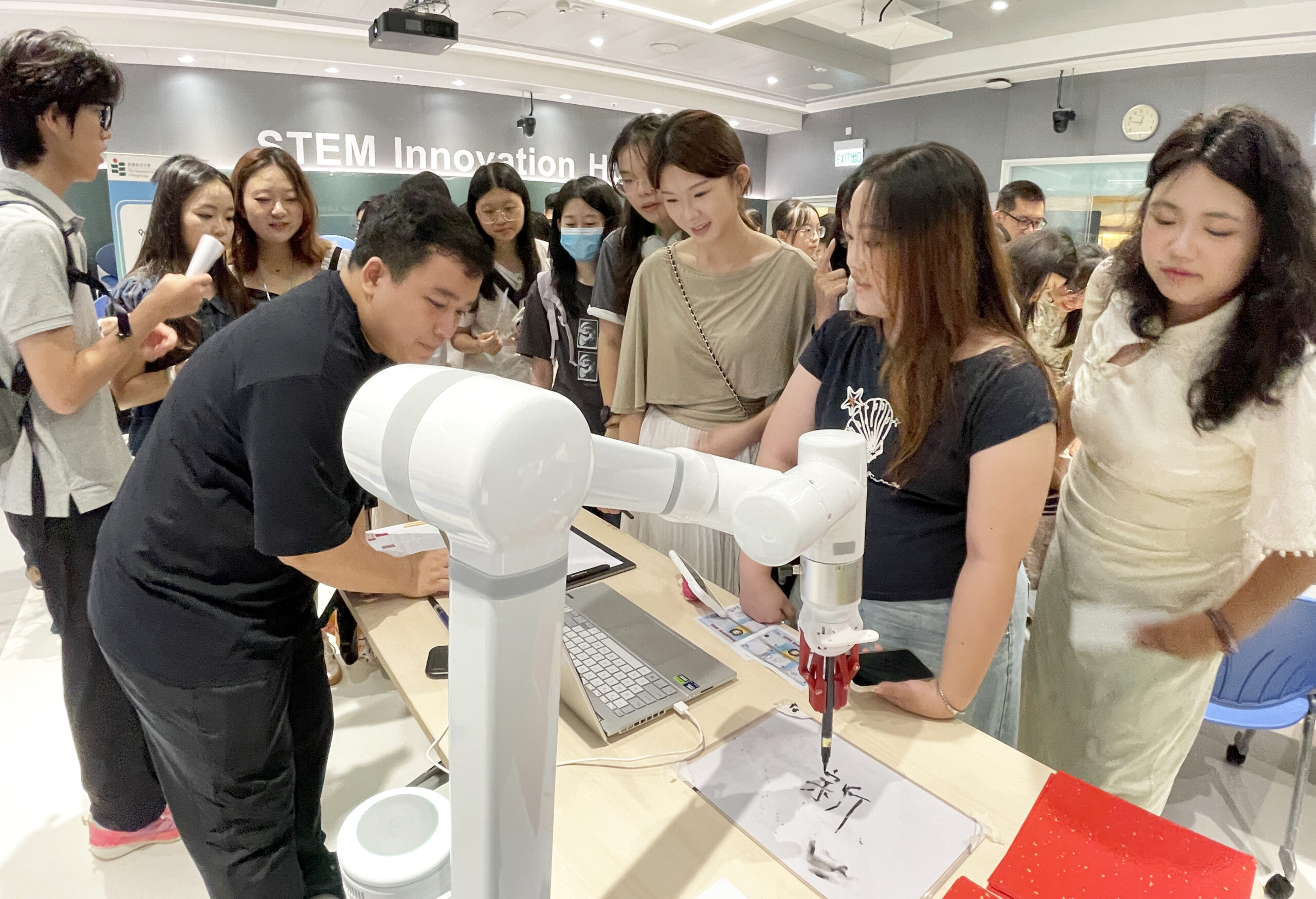 Humanoid Robot Debuts at EdUHK LTTC Roadshow: 42 Educational‑Technology Workshops Open for Registration